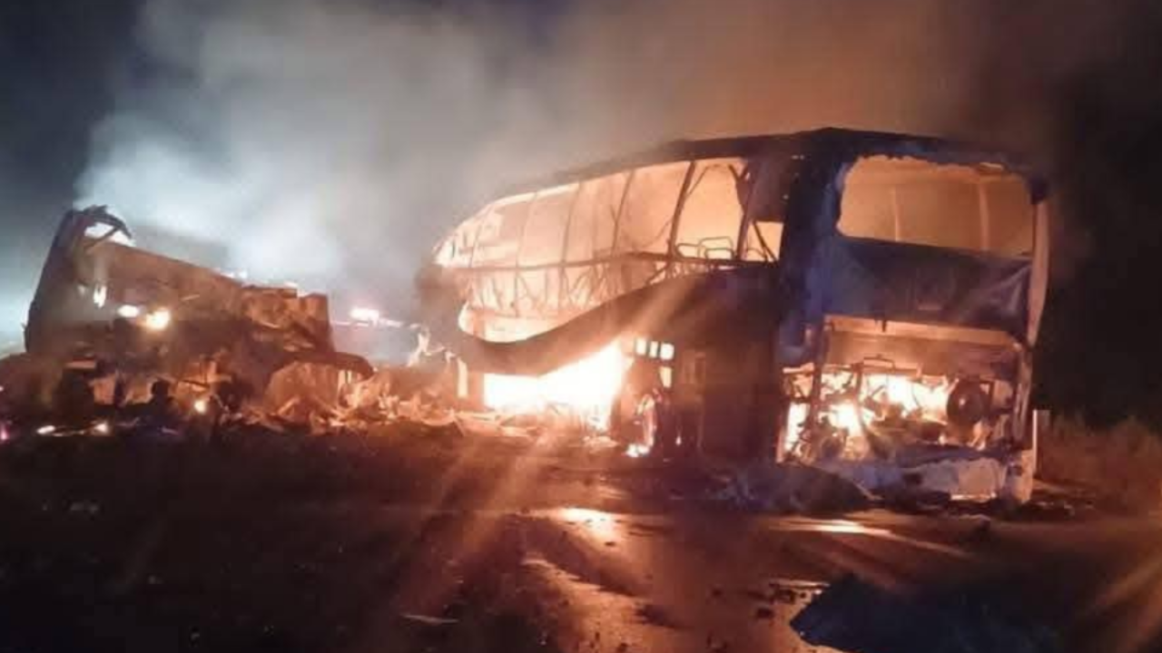 Imagen de Al menos 30 muertos y varios heridos deja choque entre autobús y tráiler en México