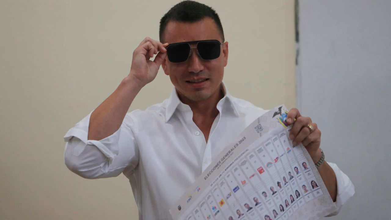 Imagen de El presidente Noboa vota sin hacer declaraciones y esperará en Quito los resultados