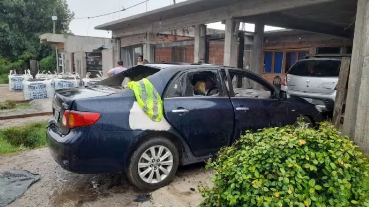 Hombre se prende fuego en su carro tras ruptura amorosa Imagen de Hombre se prende fuego en su carro tras ruptura amorosa