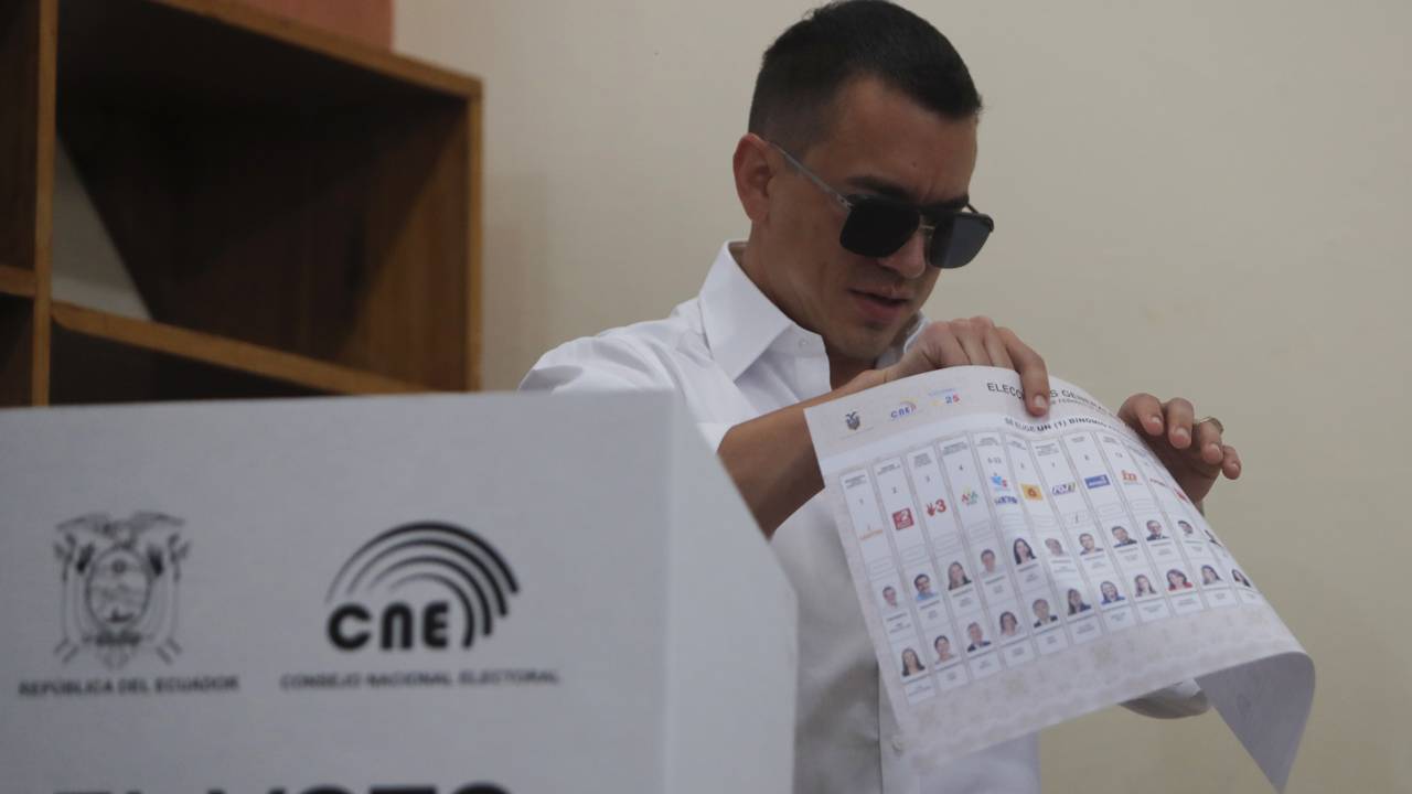 Noboa mantiene diferencia de 0.48 puntos sobre González, con el 92% escrutado en Ecuador Imagen de Noboa mantiene diferencia de 0.48 puntos sobre González, con el 92% escrutado en Ecuador
