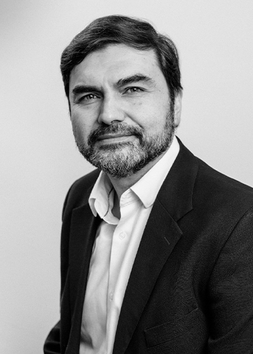 Gonzalo Montaner usando un esmoquin color negro