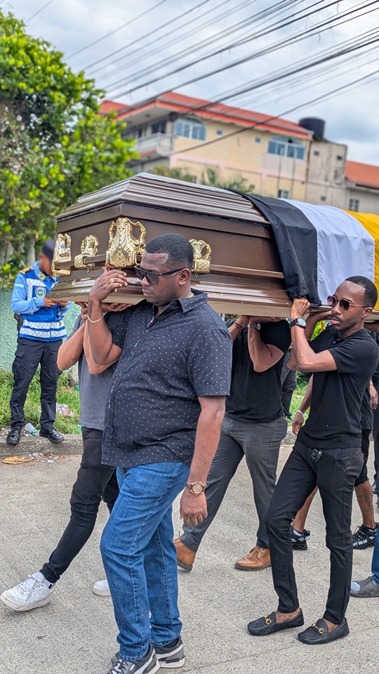 personas cargando ataúd