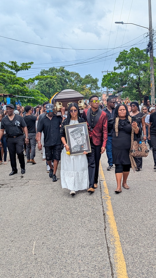 hija de Aurelio Martínez en su sepelio.