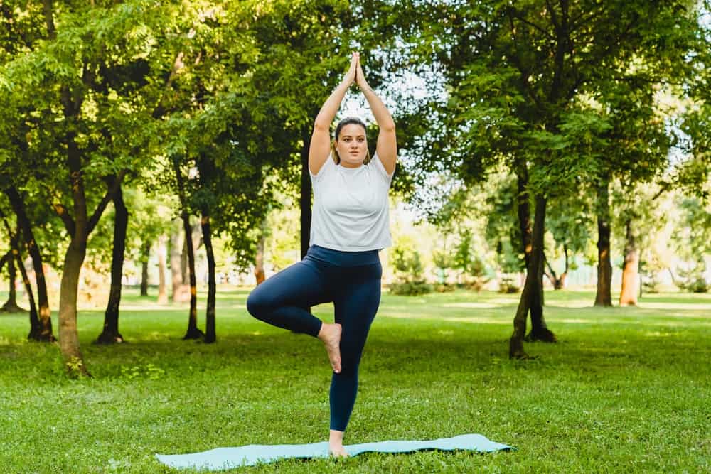 Mujer realizando yoga al aire libre