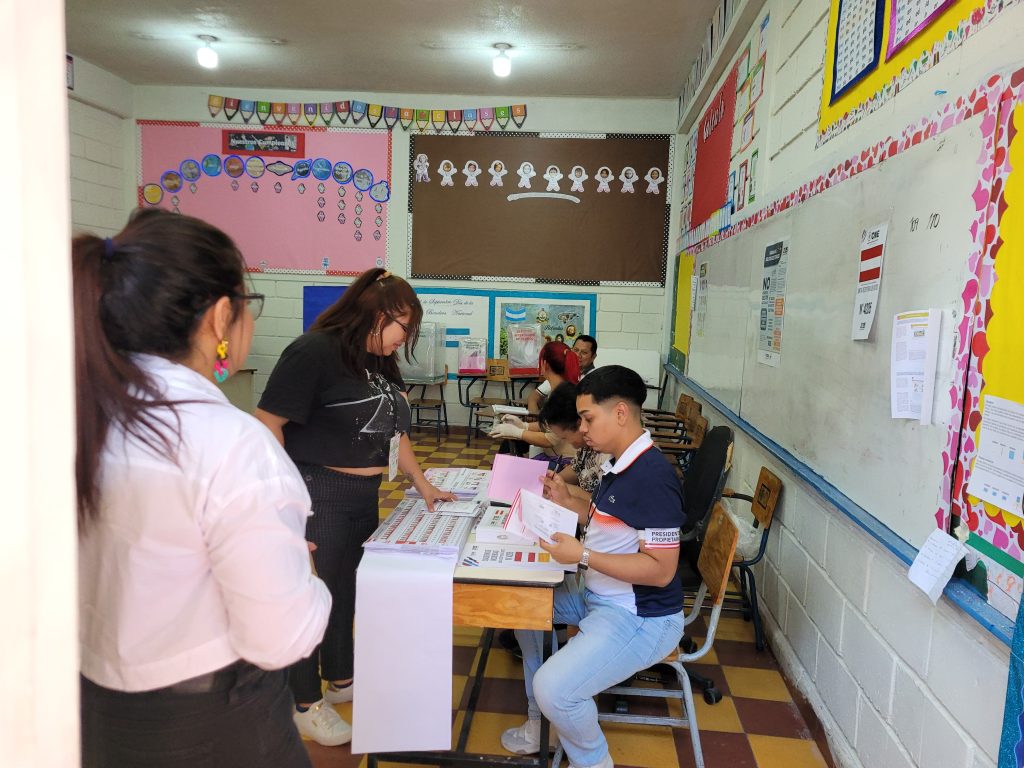 Electores en un centro de votación