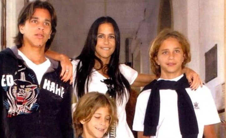 Carolina juntos a sus tres hijos