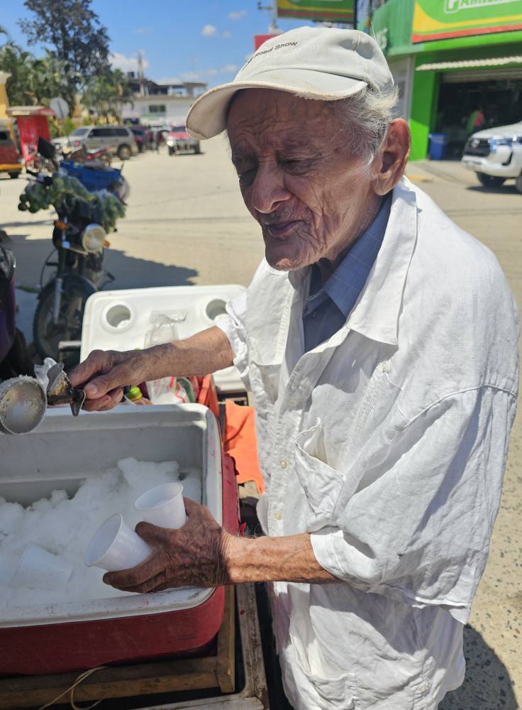 Foto de don Chemita vendiendo en Guaimaca