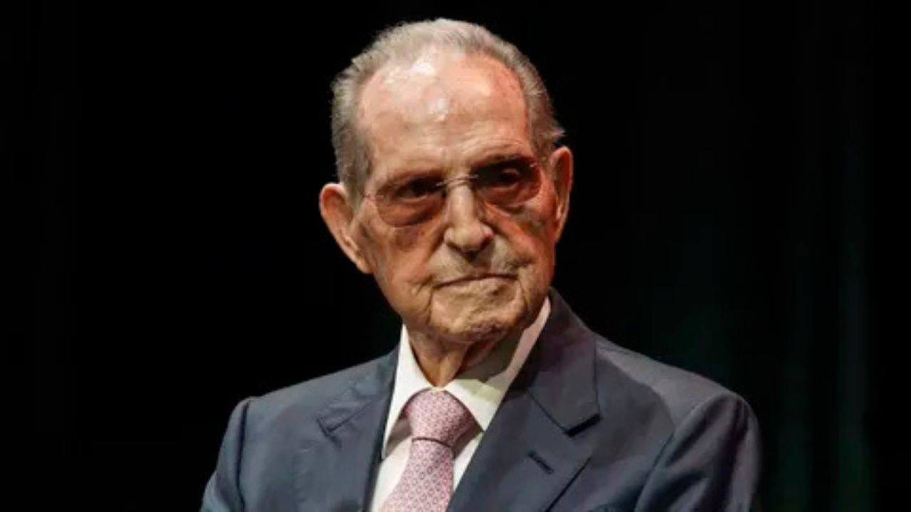Olegario Vázquez Raña con un saco color gris