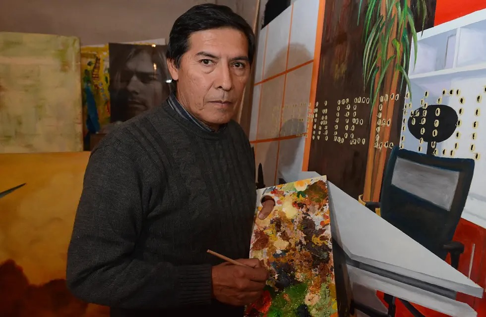 Egar Murillo con un traje café oscuro 
