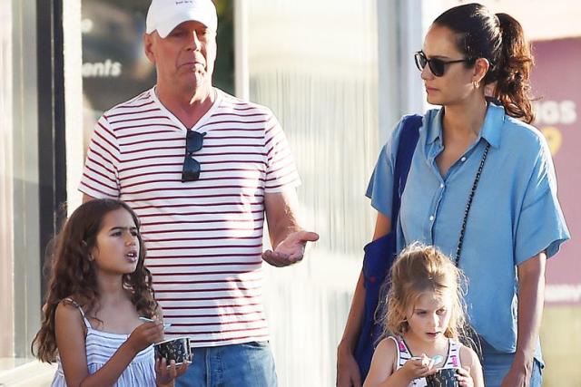 Bruce junto a su esposa y sus dos hijas