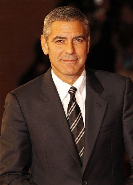 George Cloney de traje negro y corbata
