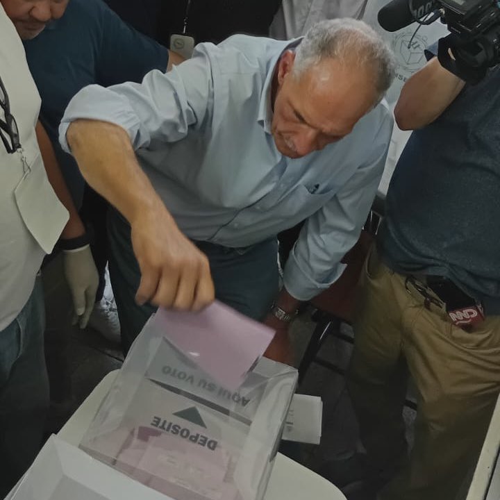 Nasry Asfura votando.