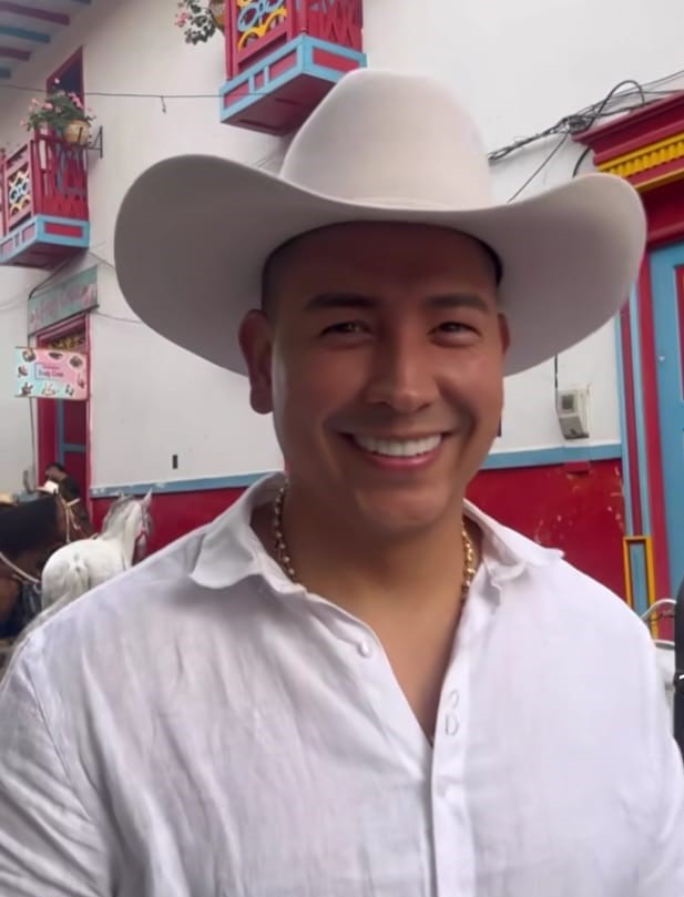 Juan David Tejeda con un sombrero de vaquero