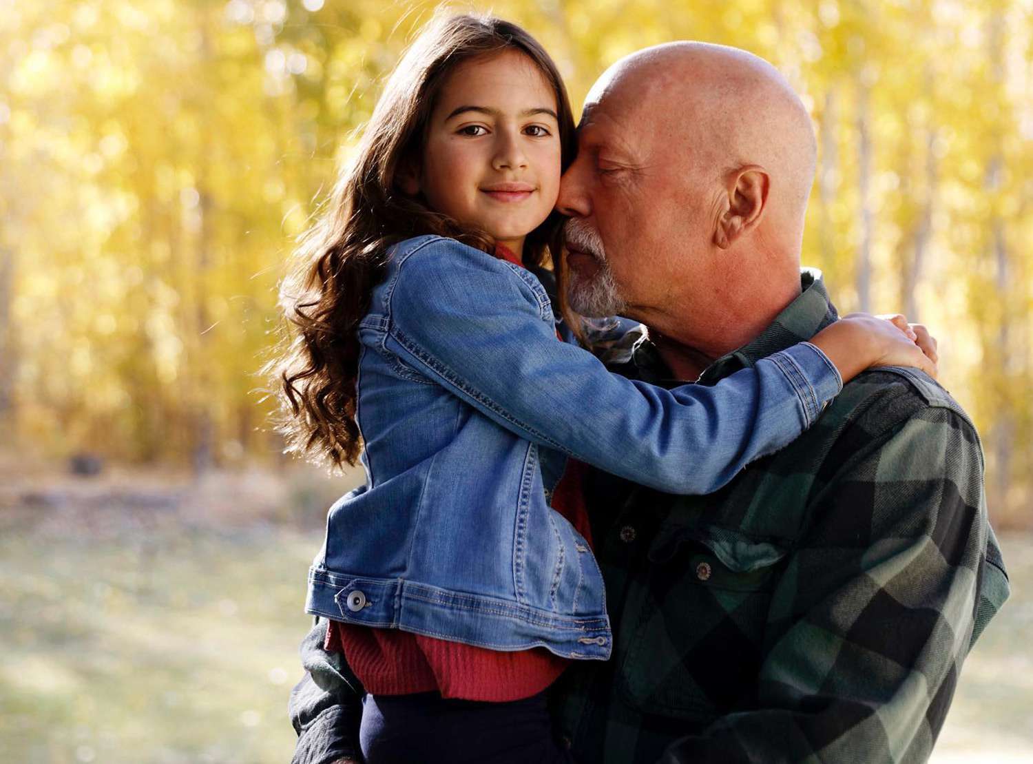 Bruce abrazando a su hija Mabel