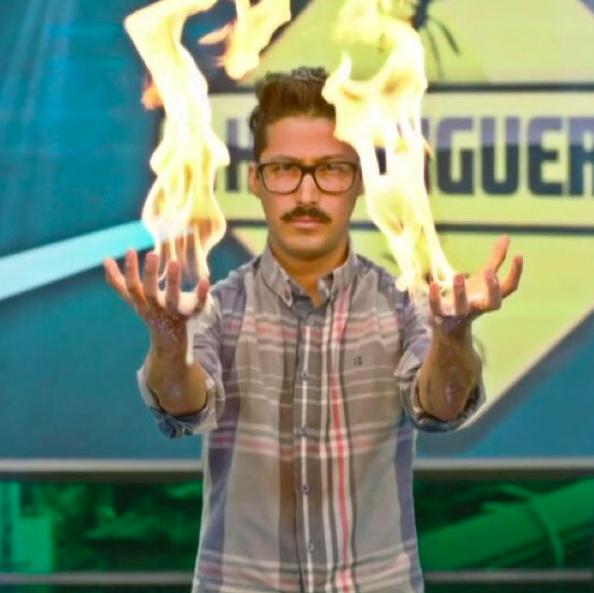 Mau Nieto realizando trucos con fuego
