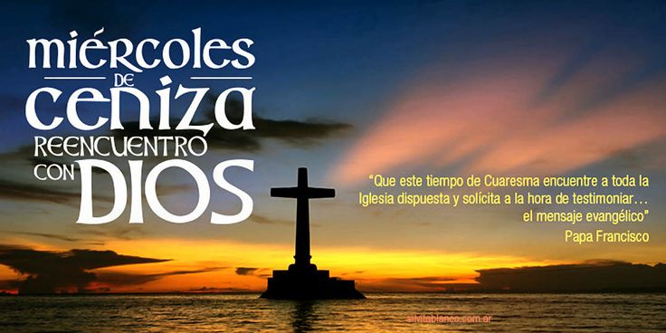 Una cruz en tierra a lo lejos en un atardecer