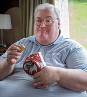Simon Fisher sentado comiendo
