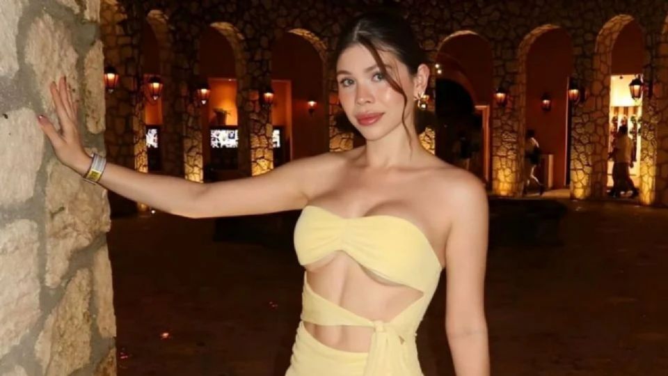 Ana Gastelum con un vestido amarillo