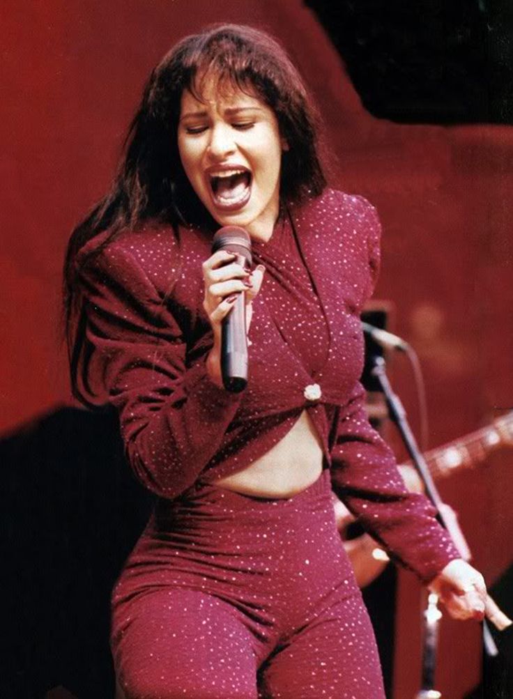 Selena cantando