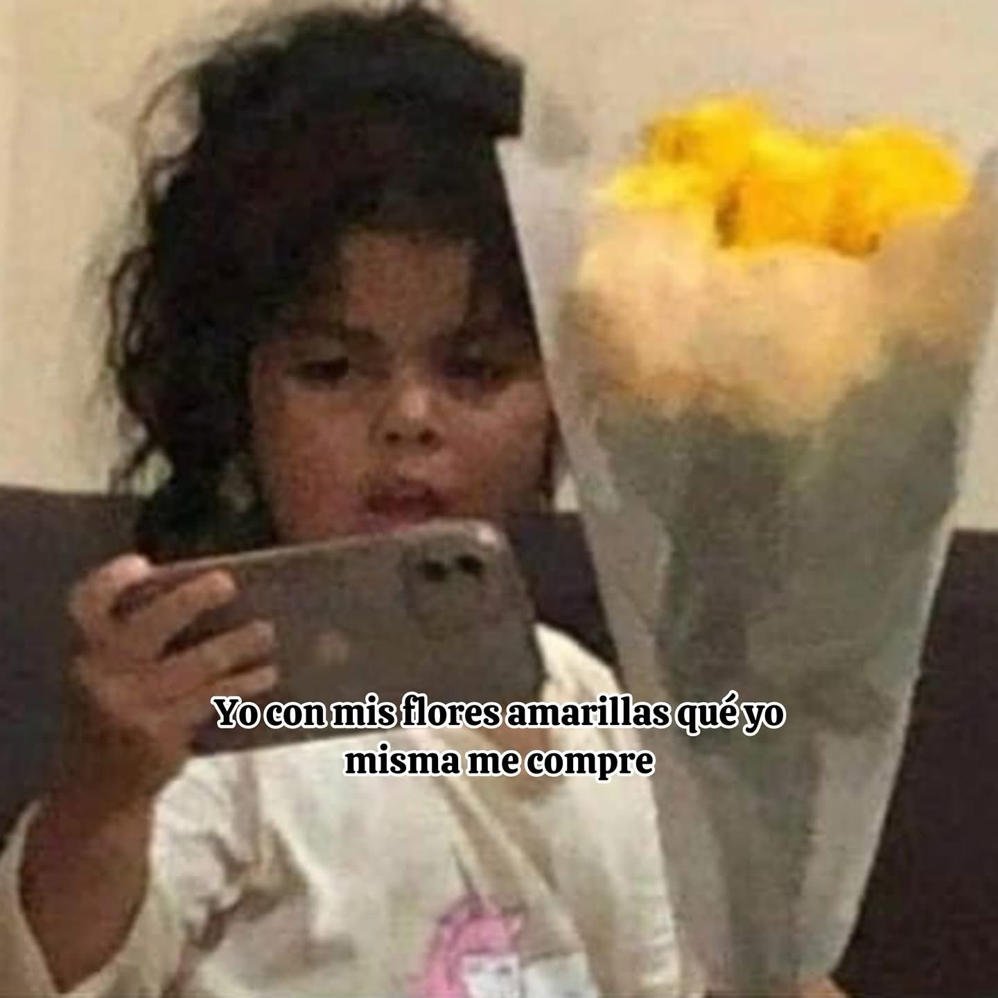 una niña con flores amarillas