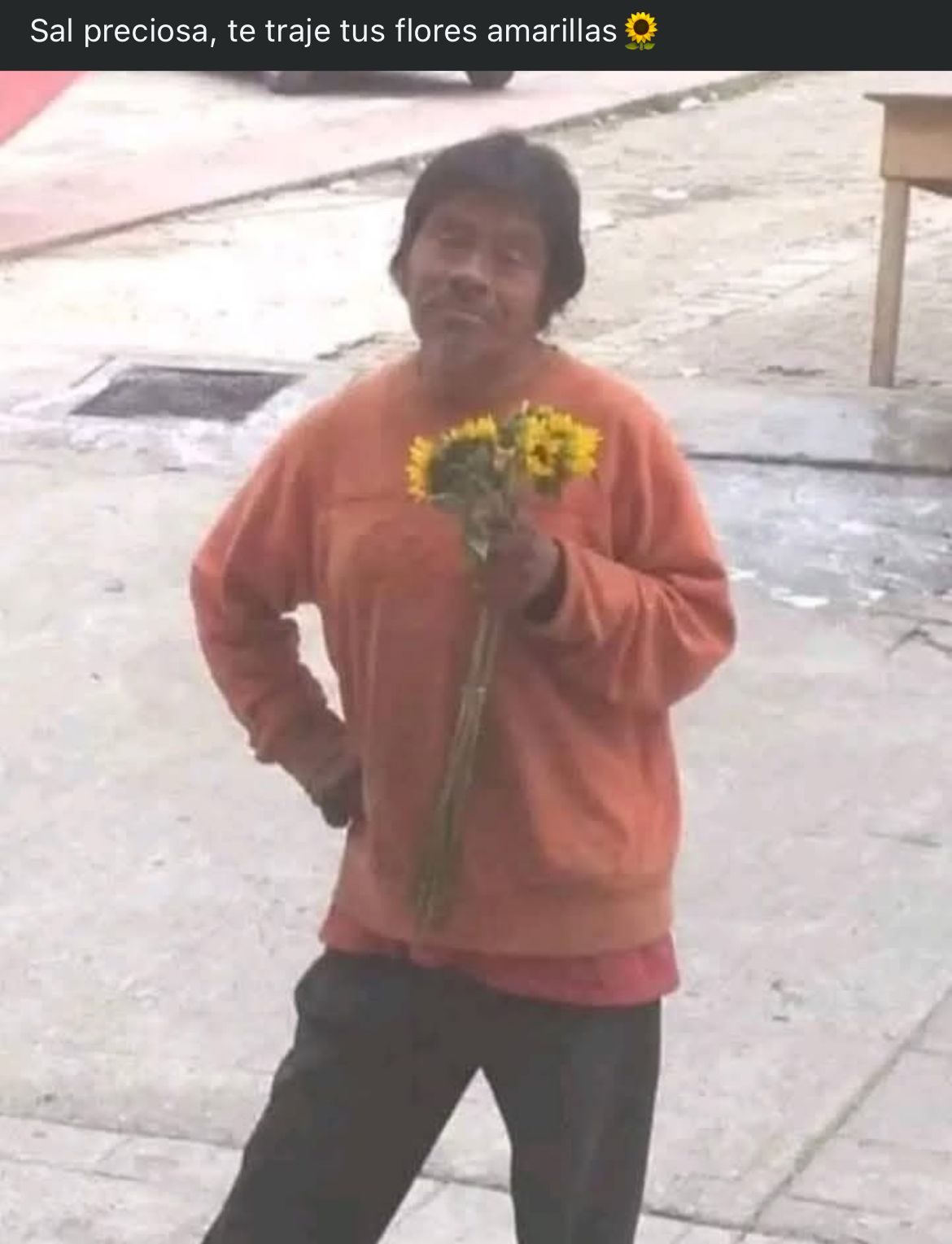 Un hombre con flores amarillas