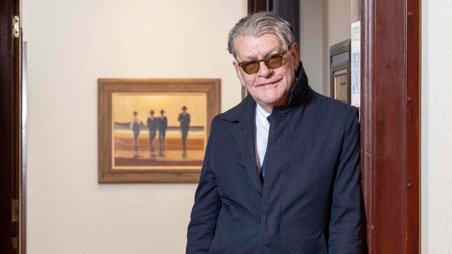 Jack Vettriano con un suéter color gris