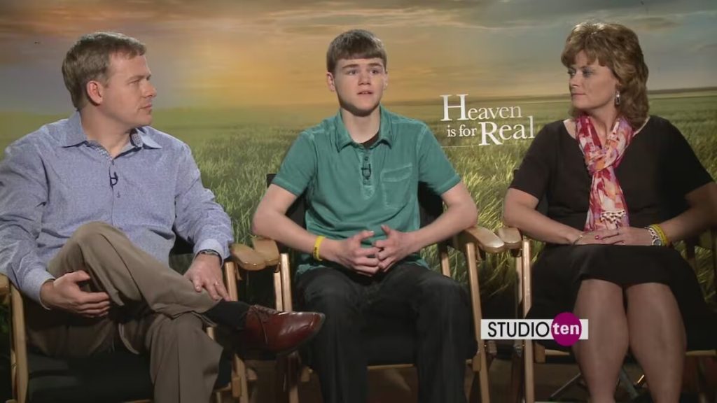Colton Burton junto a sus papás en una entrevista