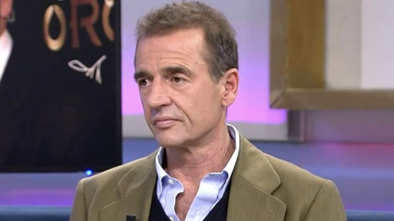 cuantos años tiene Alessandro lequio imagen vestido con saco cafe y camisa a cuadros