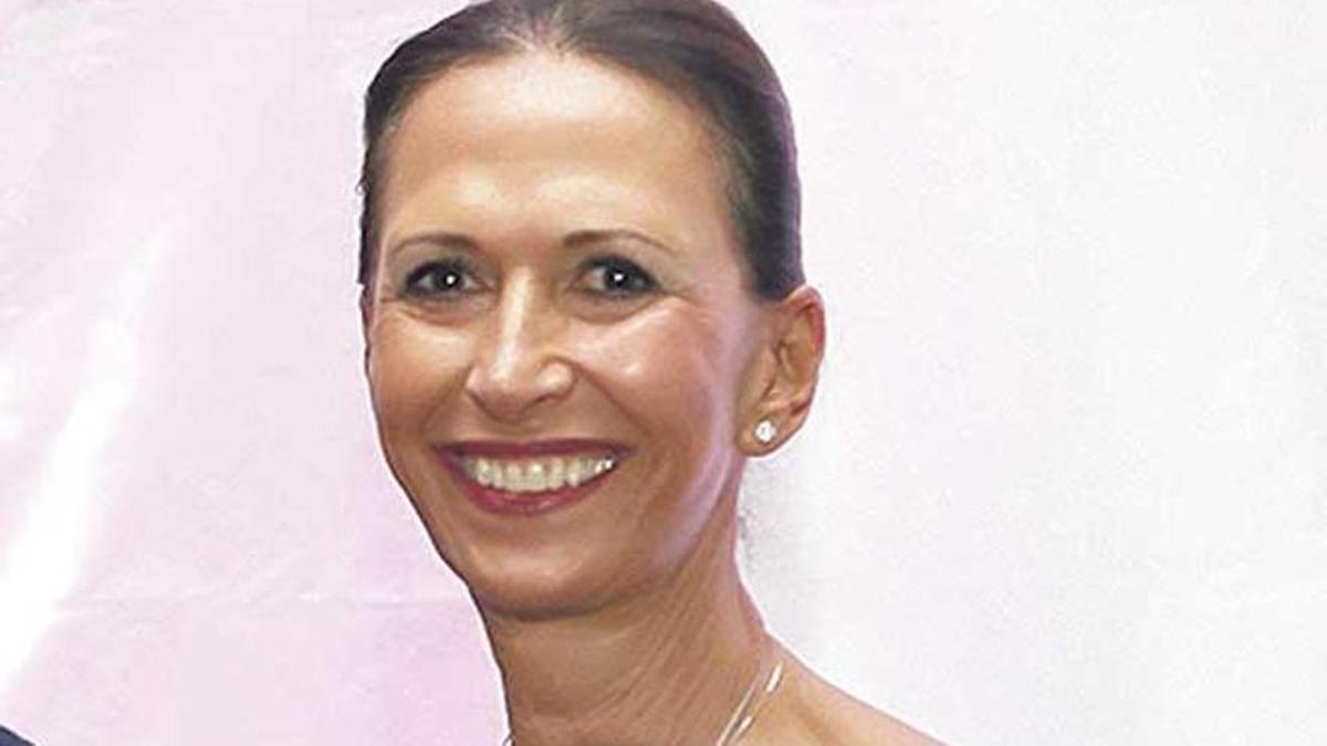 Marta Gaya en un fondo blanco 