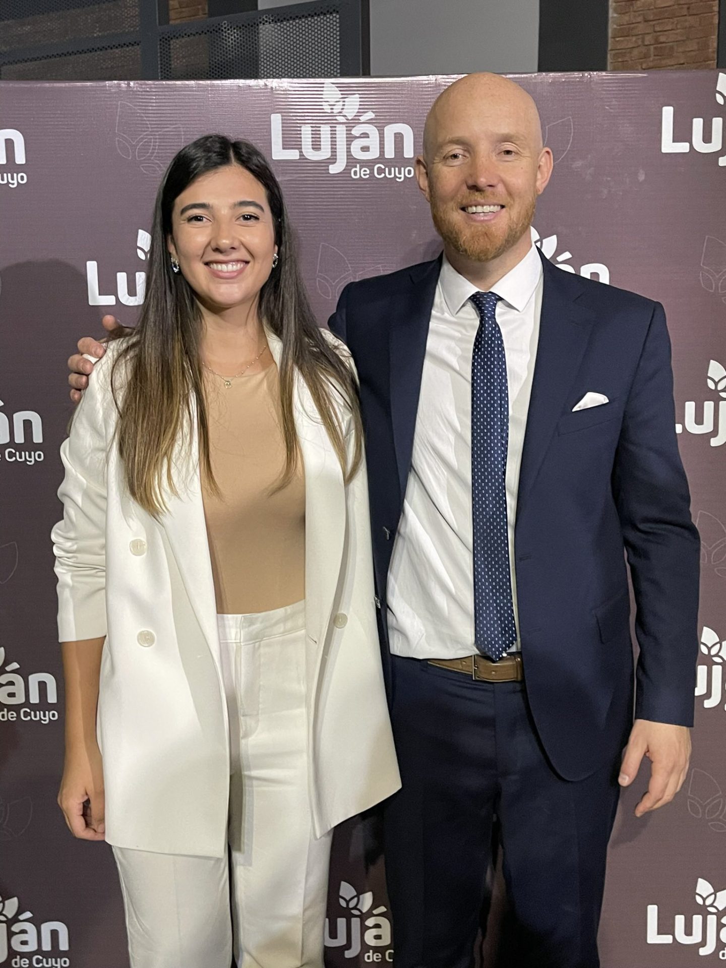 Julieta Reyes con un traje color blanco y una camisa café