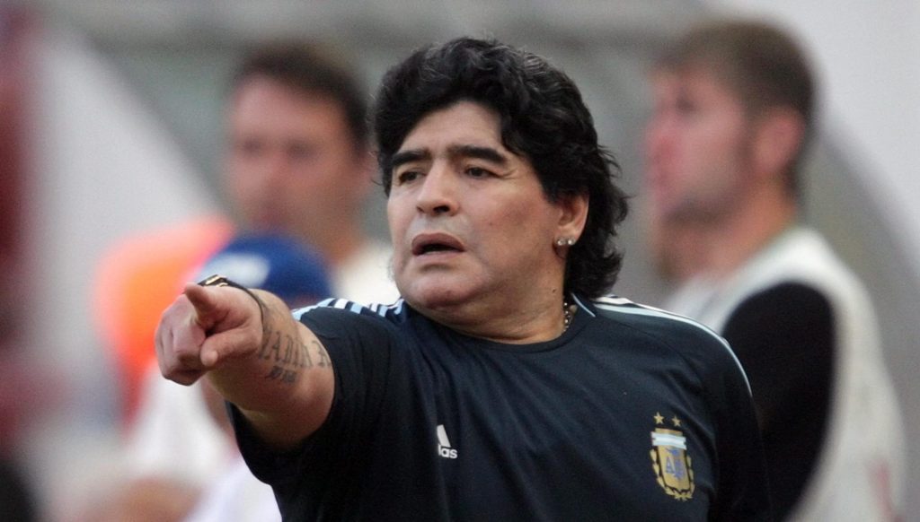 Diego Maradona en una cancha de fútbol