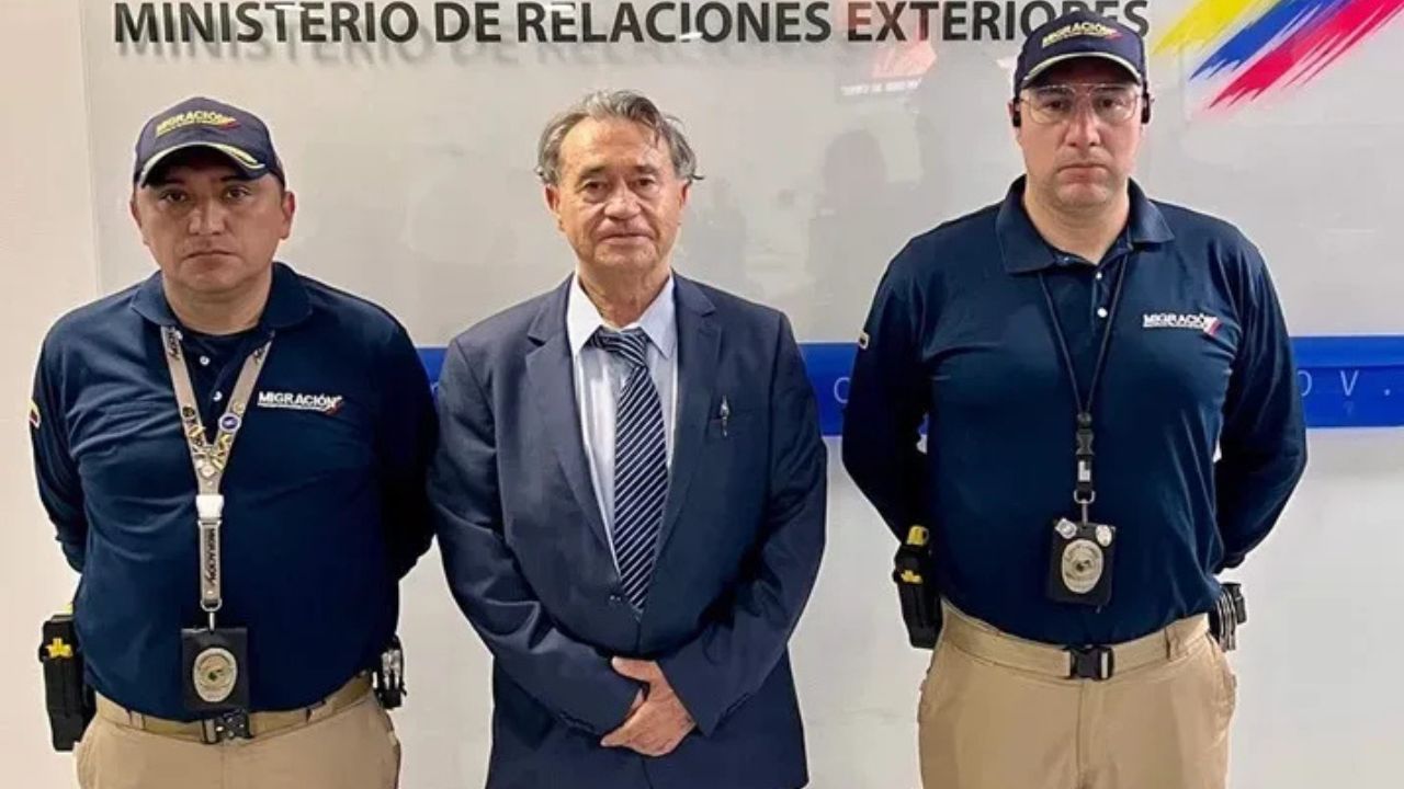 Carlos Lehder con un esmoquin gris