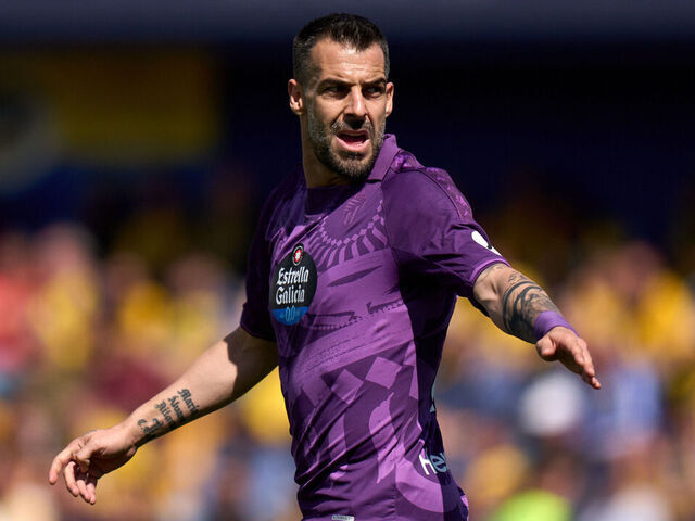 Álvaro Negredo con una camiseta color morada del Valladolid