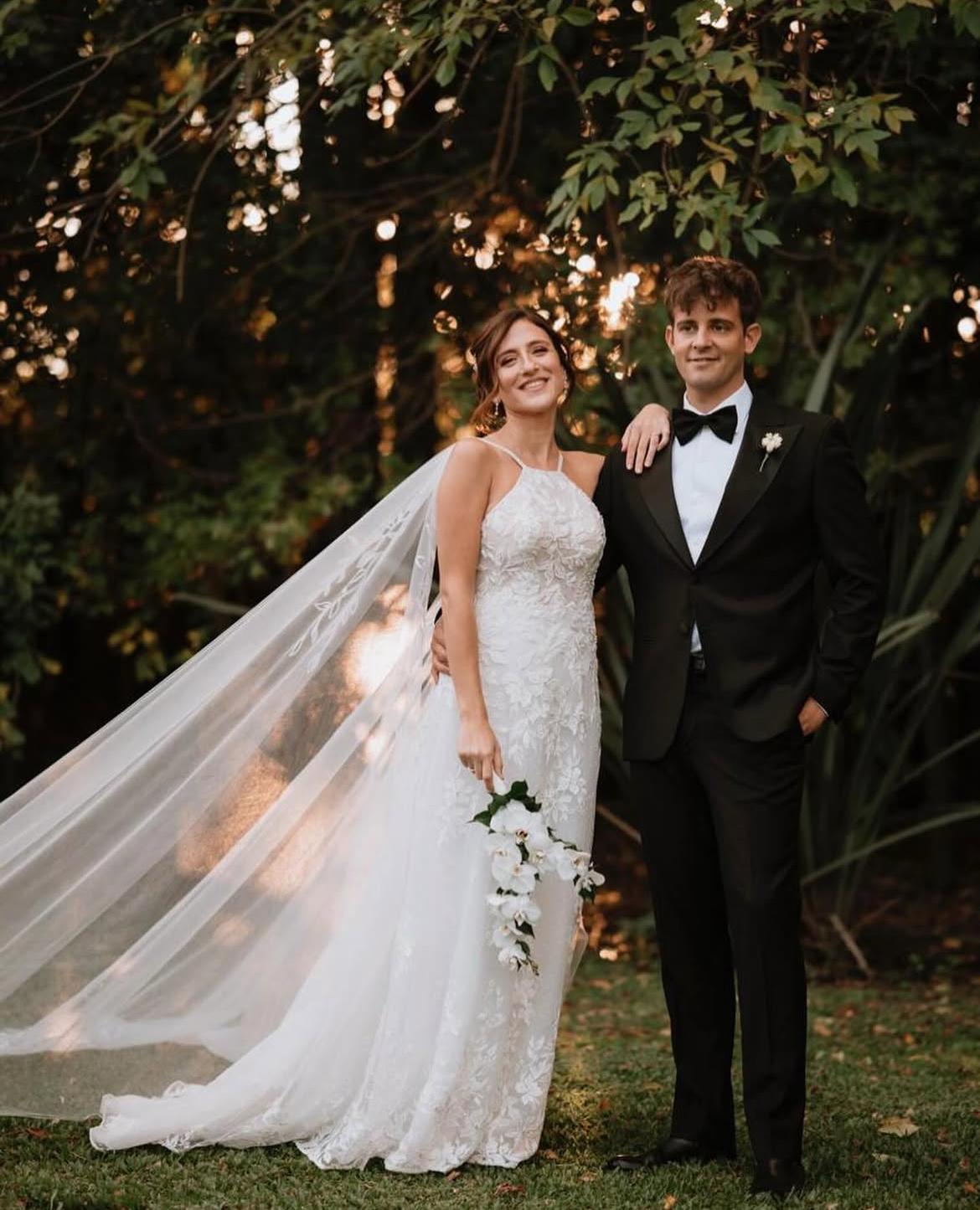 Guido Covini con un esmoquin negro el día de su boda