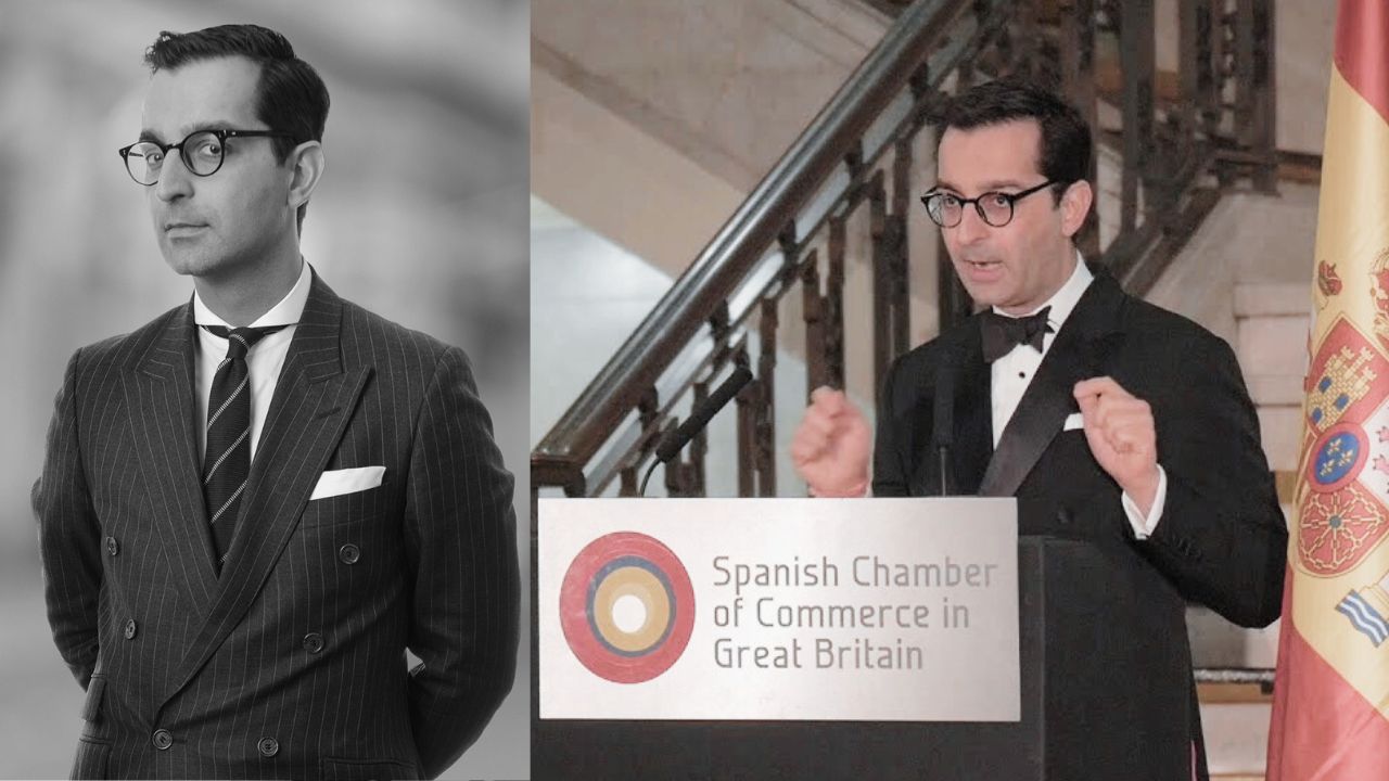 Eduardo Barrachina en podio de la Camara de Comercio con saco y lentes
