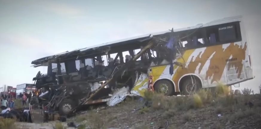 Uno de los dos autobuses accidentados.