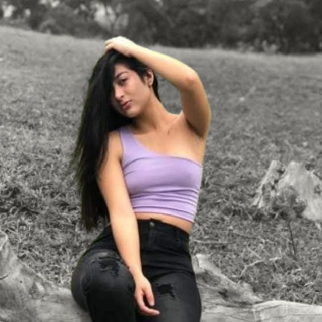 Erika Morales posando sentada