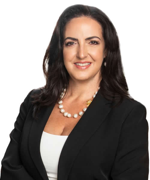 María Fernanda Cabal con un saco color negro y una camisa blanca