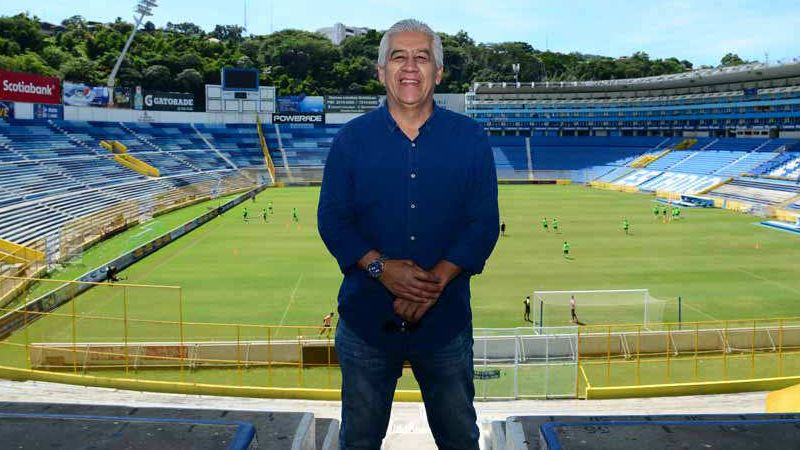 Exfutbolista Norberto Huezo vestido con camisa azul