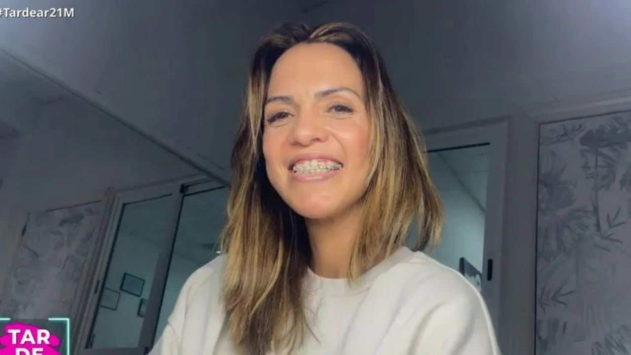 Paola Olmedo con camisa blanca