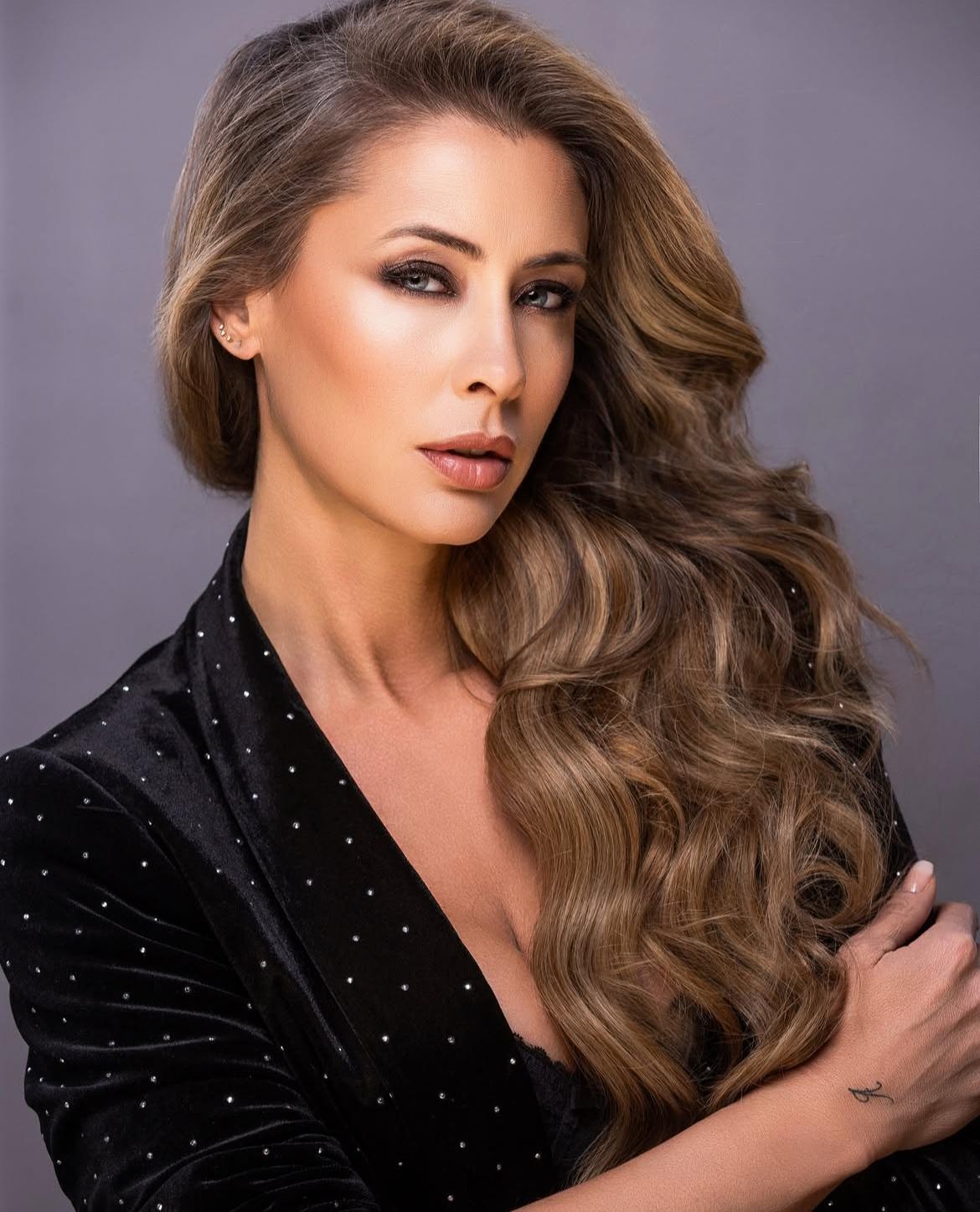 Elisabeth Reyes con un traje color negro