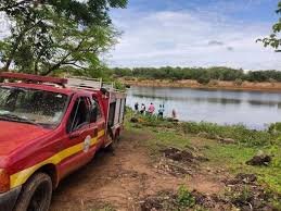 Río y un carro de bomberos en la zona