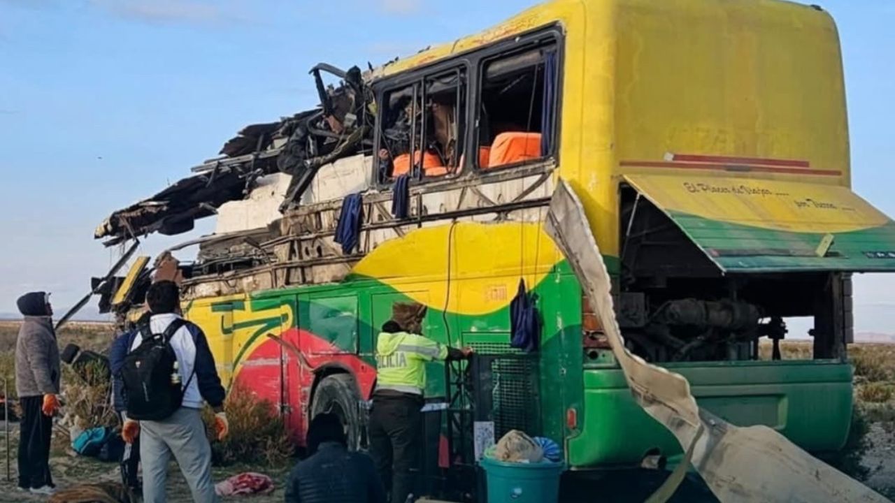 Choque de autobuses en Bolivia deja al menos 37 muertos y 30 heridos Imagen de Choque de autobuses en Bolivia deja al menos 37 muertos y 30 heridos