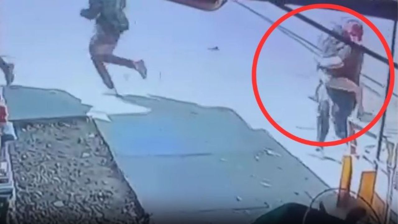 Video: captan secuestro de niña a plena luz del día; apuñalaron a su padre Imagen de Video: captan secuestro de niña a plena luz del día; apuñalaron a su padre