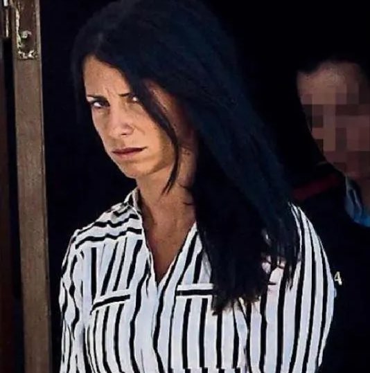 Rosa Peral con una camisa blanca a rayas 