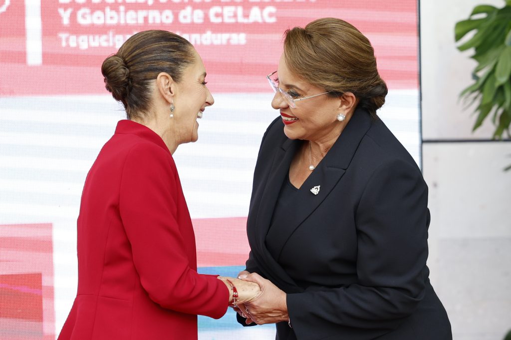 Xiomara Castro saludando a Claudia Sheinbaum