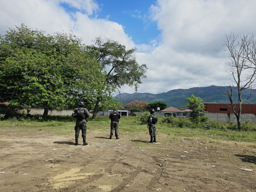 Agentes de la PMOP durante operativo de aseguramiento de bienes.