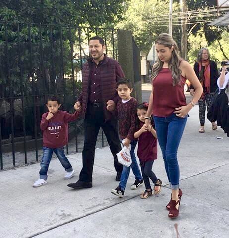 Daniela Cordero Arenas junto a su esposo e hijos
