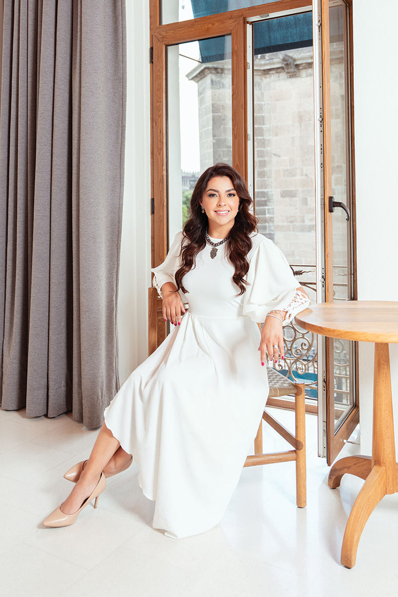 Daniela con un vestido blanco