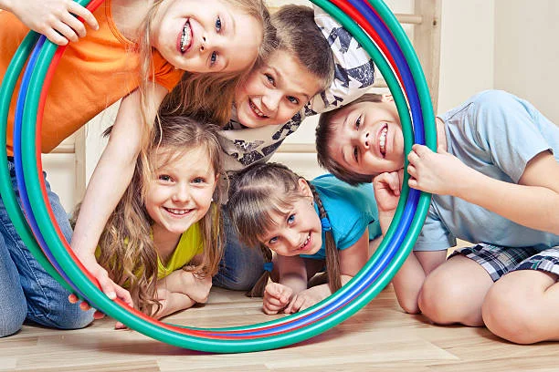 Niños jugando con Hula Hups